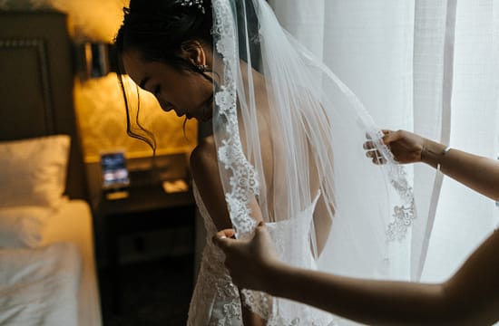 Hochzeitsfotograf Augsburg mit dem Brautstyling im Hotel Drei Mohren und der Hochzeitsfeier im Kurhaus Göggingen
