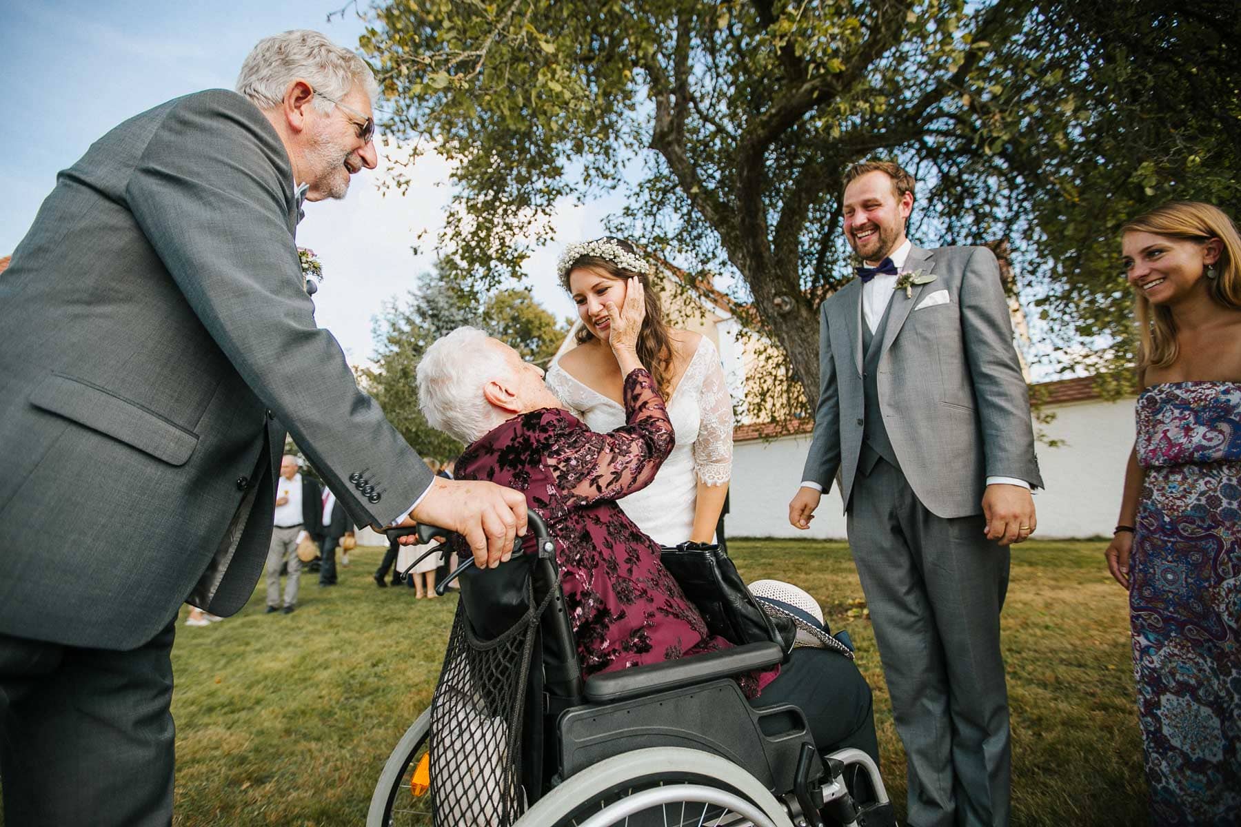 Hochzeitsfotograf bei einer freien Trauung am Eisighof Gratulation nach der Hochzeit