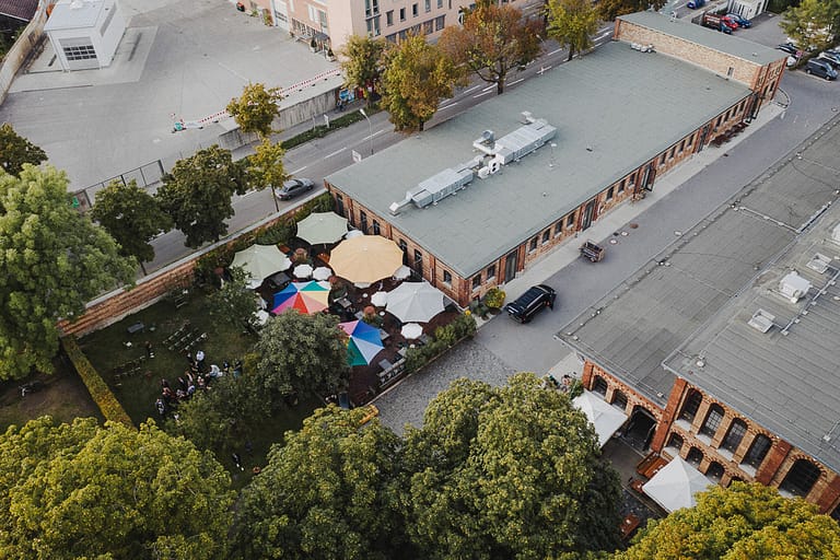 Urbane Stadthochzeit bei den N8Stallung in Augsburg